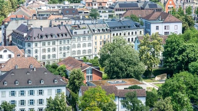 Luftaufnahme von Basel mit Bäumen und Gebäuden.