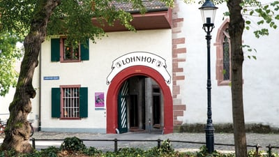 Traditionelles Gebäude mit Bogeneingang und der Aufschrift 'Lohnhof'.