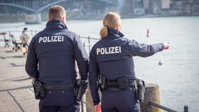 Polizisten schauen auf den Rhein