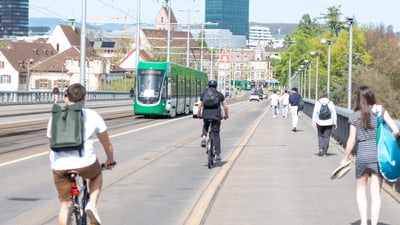 Velofahrende, Zufussgehende und ein Tram auf der Wettsteinbrücke in Basel.