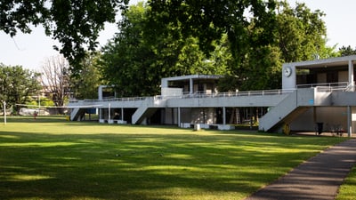 Freizeitzentrum mit moderner Architektur im Sommer.