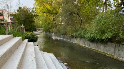 Stufen zu einem Fluss.