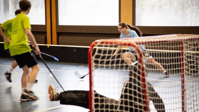 Jugendliche spielen Unihockey