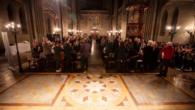Anwesende applaudieren den Freiwilligen