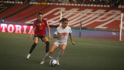 Frauenfussballspiel, Spielerinnen im Zweikampf auf dem Spielfeld.