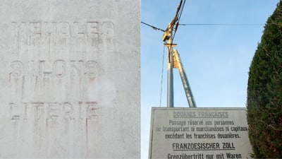 verblasster Text an Wand und Schild neben hohem Pfosten
