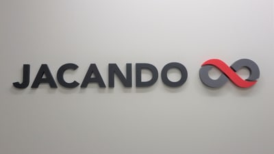 Jacando-Logo an der Wand