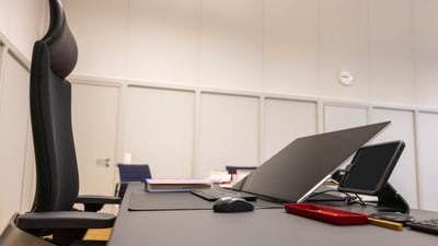 Gerichtssaal, Blick auf den Richter-Arbeitsplatz. Stuhl, Desktop, Tastatur, Maus.