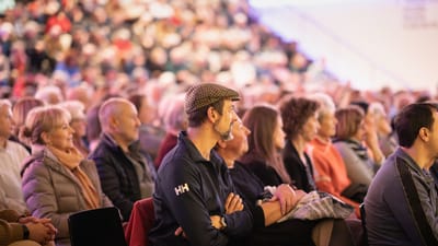 Freiwillige warten gespannt auf den Abend