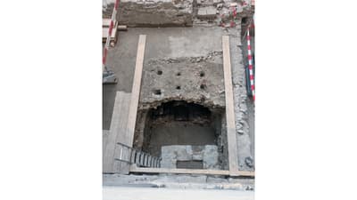Baugrube mit sichtbaren alten Mauern.