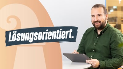 Mann mit Tablet und Text 'Lösungsorientiert.'