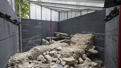 Überreste der keltischen Befestigung mit Mauerrekonstruktion und Infografiken.