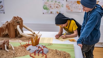 Kinder arbeiten an Modell für Spielplatz mit