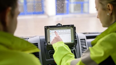 Rettungssanitäter in der Ambulanz mit Datenfunk