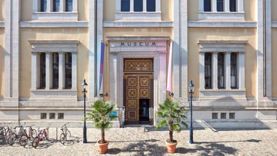 Aussenansicht des spätklassizistischen Museumsbaus des Architekten Melchior Berri auf dem Münsterhügel.