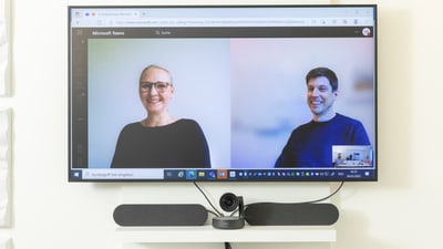 Videokonferenz auf Microsoft Teams auf einem Bildschirm.