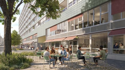 Leute sitzen im Strassencafé vor einem modernen Gebäude.