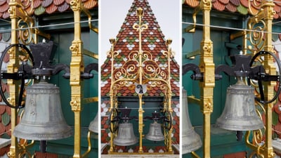 Detailansicht von Glocken und dekorativem Dach des Freiburger Münsters.