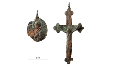 Altes Metallkreuz und Medaillon.