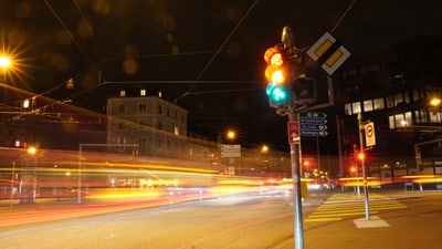 Verkehrsampel bei Nacht