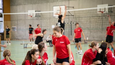 Jugendliche spielen Volleyball