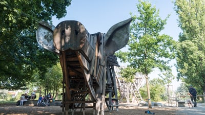 Holzspielplatzstruktur in Form eines Elefanten im Freien.
