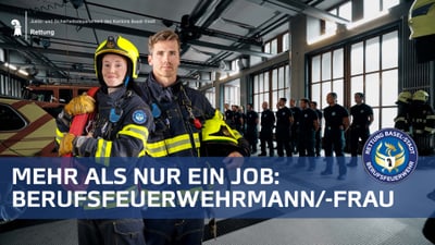 Berufsfeuerwehrmann und /-frau im Vordergrund, Mannschaft im Hintergrund beim Antrittsverlesen