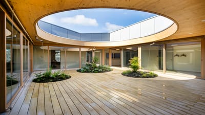 Atrium mit Holzboden und Pflanzen