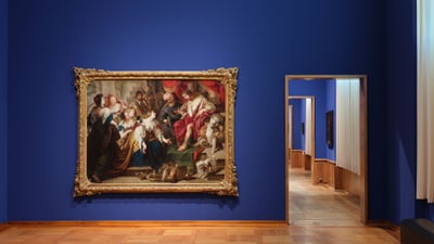 Ein Kunstgemälde an einer blauen Wand in einem Museum.