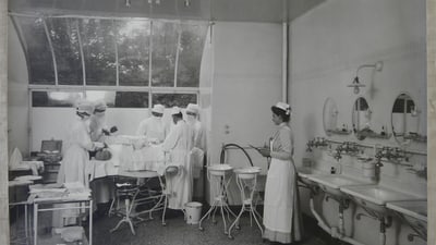 Schwarz-Weiss-Foto von Operation in einem historischen Operationssaal.