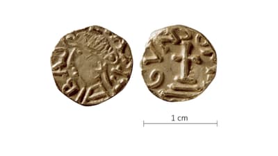 Frühmittelalterliche Goldmünzen mit Vor- und Rückseite und mit Messskala von 1 cm.