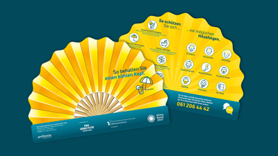 Gelbe Faltbroschüre mit Sonnenschirm-Design und Hitzeschutzinformationen.