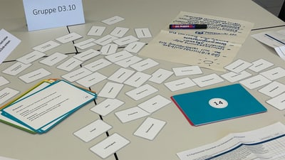 Karten und Dokumente auf Tisch.