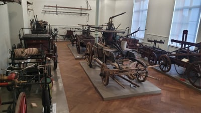 Museumsausstellung historischer Feuerwehrtechnik.