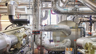 Industrieanlage mit Rohren und Maschinenkomponenten.