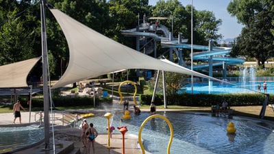 Kinderbecken und Wasserrutsche in einem Freibad.