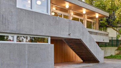 Zweistöckiges Haus mit grossen Fenstern und Treppe in den zweiten Stock.