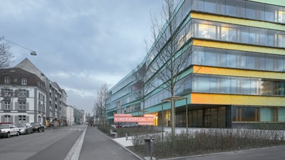 Strassenansicht eines modernen Gebäudes mit KINDERSPITAL-Schild.