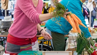 Markthändlerin auf dem Basler Stadtmarkt