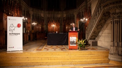 Regierungspräsident Dr. Conradin Cramer hält eine Rede für die Freiwilligen.