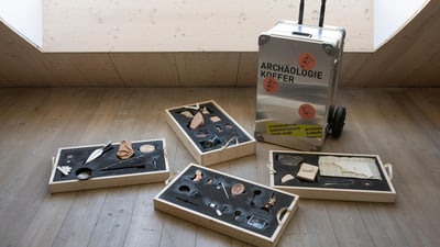 Archäologiekoffer mit Objekten aus der Römerzeit.