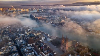 Luftaufnahme von Basel mit Nebel und Rheinfluss.