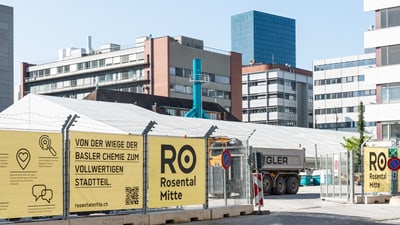 Baustelle mit gelben Bannern in Rosental Mitte, Basel.