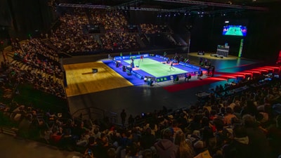 Badmintonspielfeld in der Basler St. Jakobshalle mit Publikum.