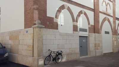 Fahrrad an der Wand eines Gebäudes angelehnt.