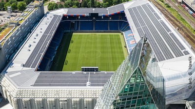 Luftaufnahme des Fussballstadions St. Jakob in Basel mit grünem Spielfeld.