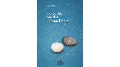 Buchcover mit Kieselsteinen und Titel 'Hörst du, wie der Himmel singt?'.