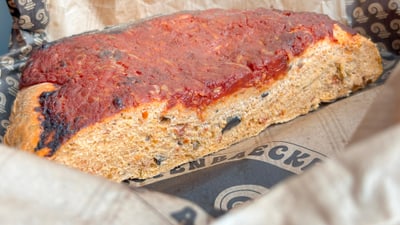 Nahaufnahme von Brot mit Tomatensauce auf Papier.