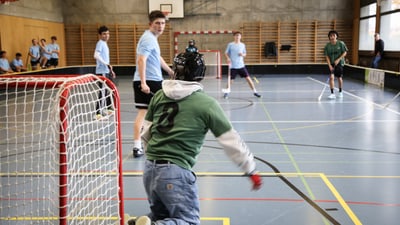 Jugendliche spielen Unihockey