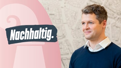 Mann vor Hintergrundkarte mit Wort 'Nachhaltig.'